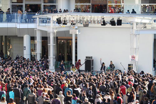 FLOWが1万人の前で、新年のご挨拶ライブ！