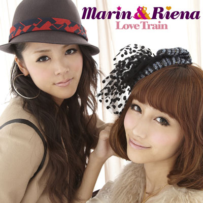 Girls Award JAPAN 2010にてオープニングアクトをつとめたMarin＆Rienaつ