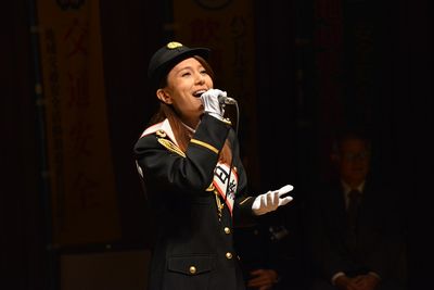 May J.が一日署長に！制服姿でディズニー名曲を熱唱