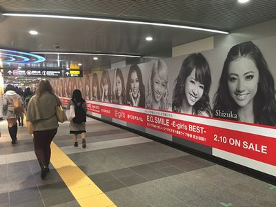 E-girls、東急線＆渋谷駅地下道をジャック！