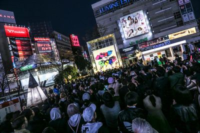 バンドじゃないもん！、新宿でゲリラライブ！再メジャーデビュー発表