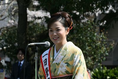 石原詢子が一日警察署長、交通安全呼びかけ