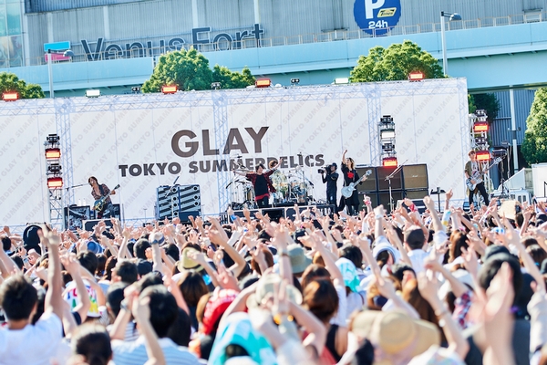 GLAY、真夏のお台場でフリーライブ緊急開催！「生きてく強さ」大合唱