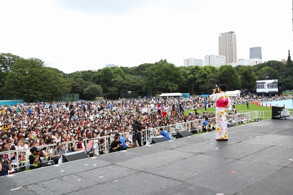 足立佳奈、「神宮外苑花火大会」に登場！浴衣姿でパフォーマンス