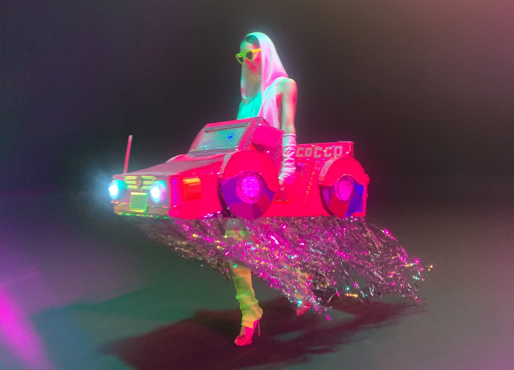 Cocco、手作りの車を操り妖艶さに満ちた、新曲「お望み通り」MV