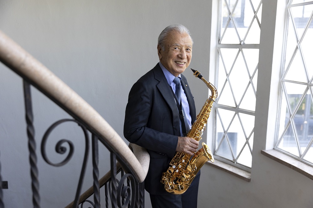渡辺貞夫 ジャズの歴史を体現し、第一線のサックス・プレイヤーとしてステージに立ち続ける音楽界のリヴィング・レジェンド。最新ライヴ・アルバムを